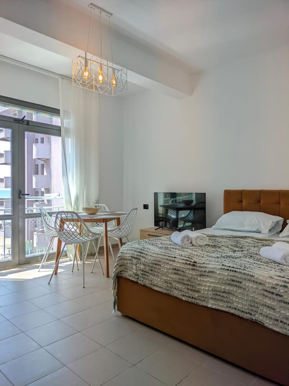 Bed, TV and multimedia, Living room, Photo of the whole room, Seating area, Bedroom