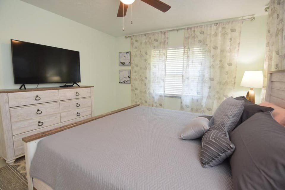 New England 3bd 2bt Home Heated Pool Close to Siesta House in Gulf Gate Estates