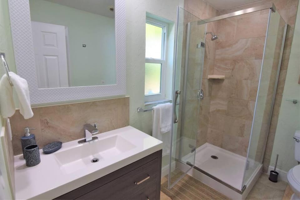 New England 3bd 2bt Home Heated Pool Close to Siesta House in Gulf Gate Estates