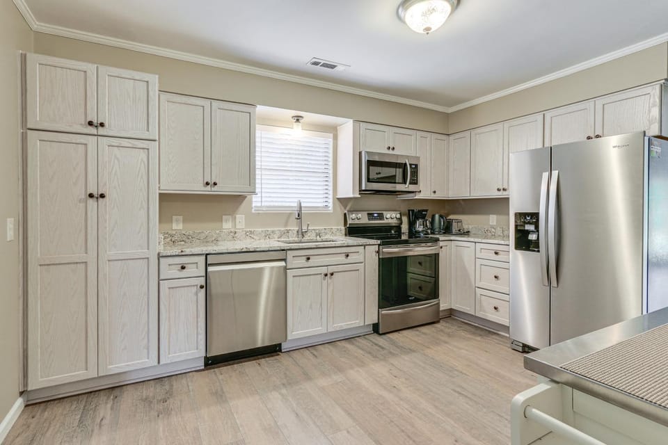 Walk to Restaurants: Bluffton Retreat w/ Patio House in Bluffton