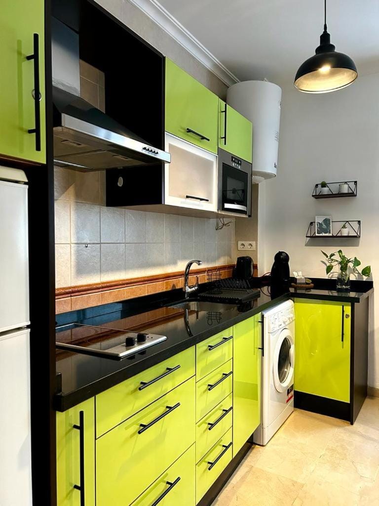 Kitchen or kitchenette, minibar, stove, washing machine