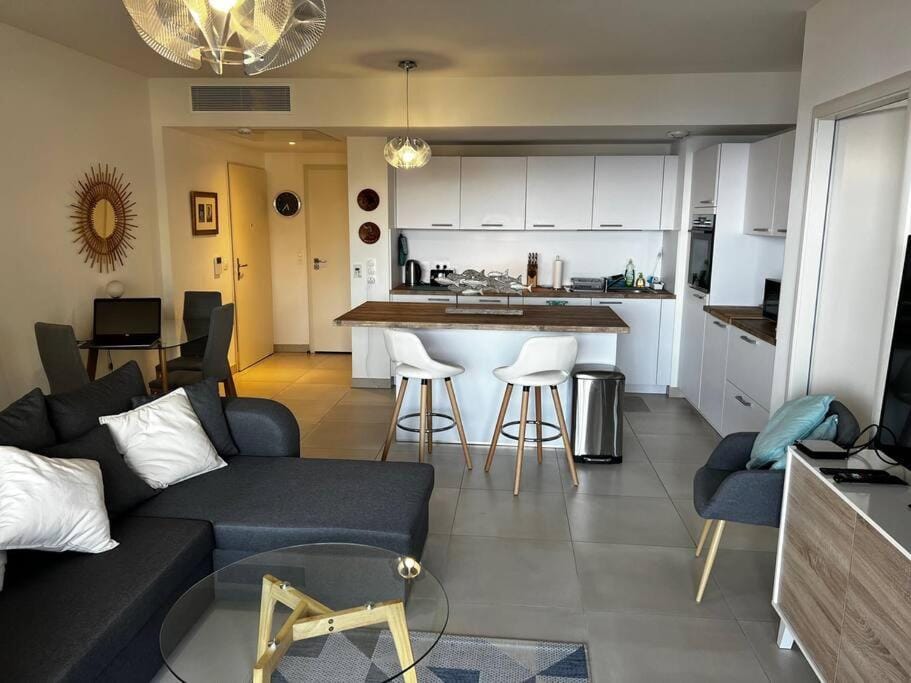 Kitchen or kitchenette, Living room