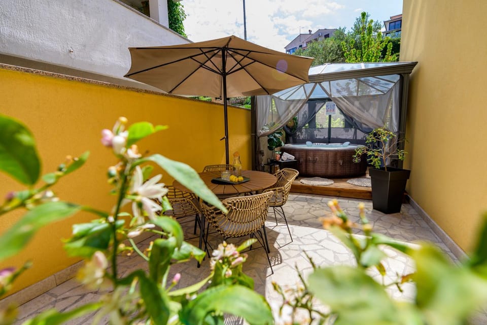 Spring, Day, Hot Tub, Balcony/Terrace, Seating area, Inner courtyard view