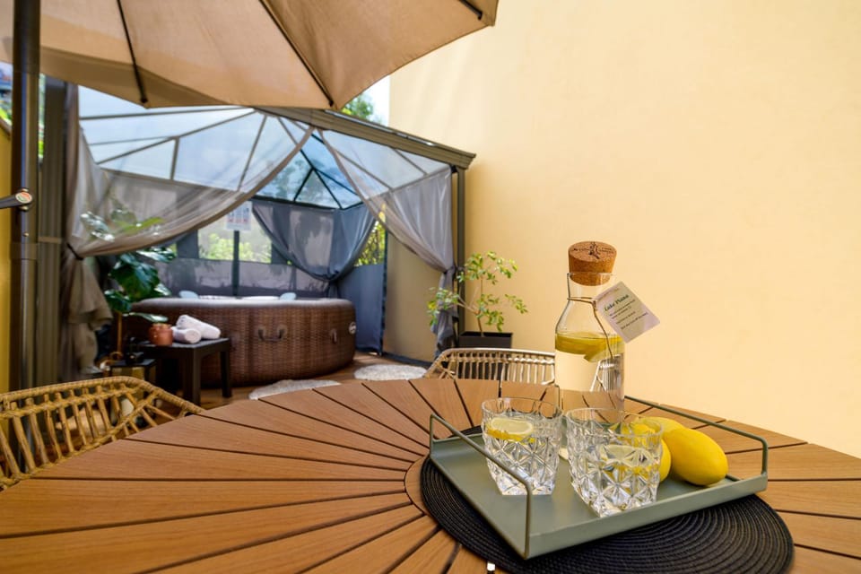 Hot Tub, Balcony/Terrace, Seating area, Inner courtyard view