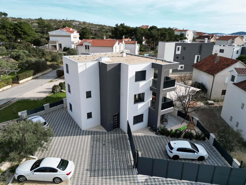Property building, Day, Neighbourhood, Street view, Location, Parking