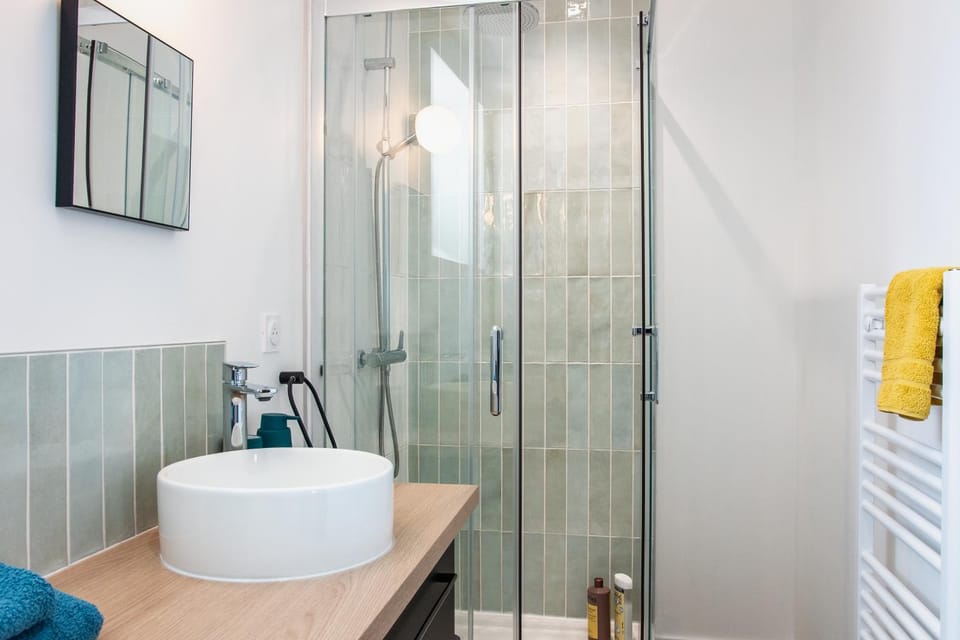 Shower, Bathroom, towels
