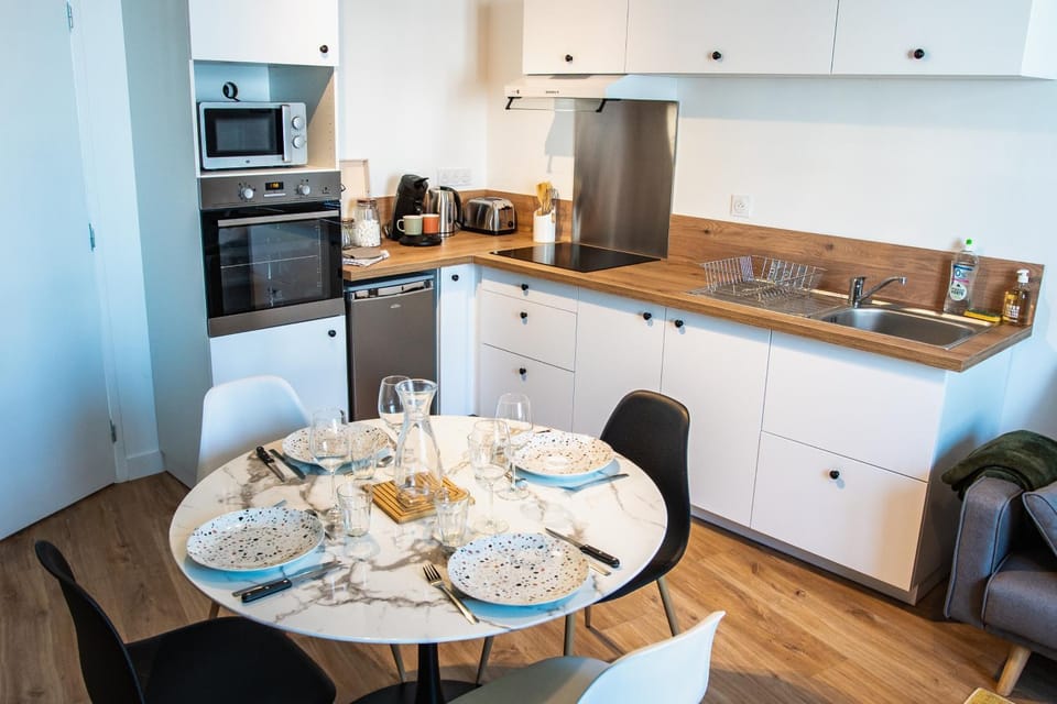 Coffee/tea facilities, Kitchen or kitchenette, Food and drinks, Dining area, Food, minibar, pet friendly, stove, toaster