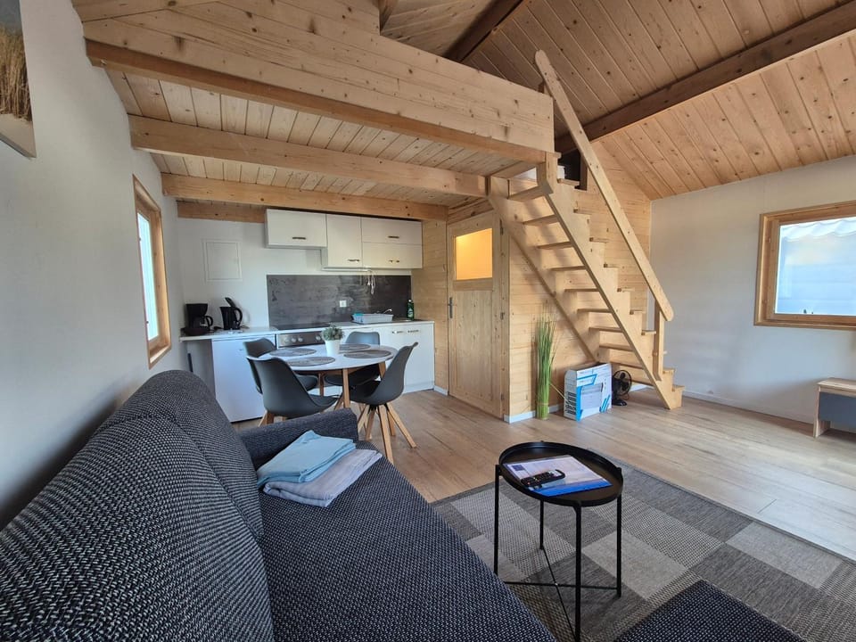 Kitchen or kitchenette, Living room, Seating area, Dining area