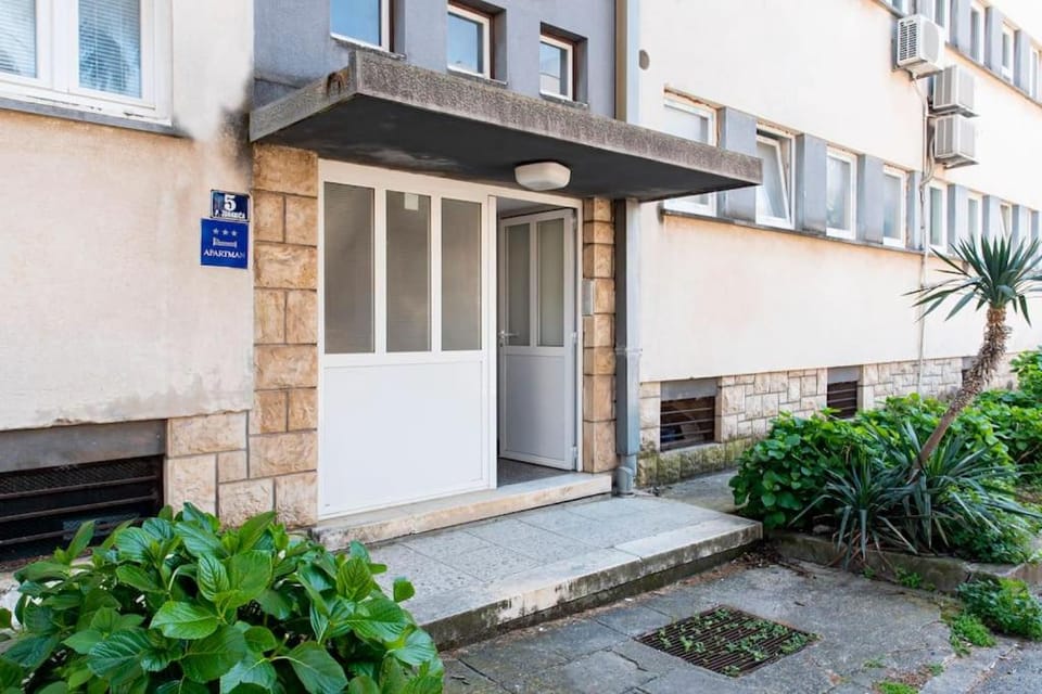 Property building, Facade/entrance