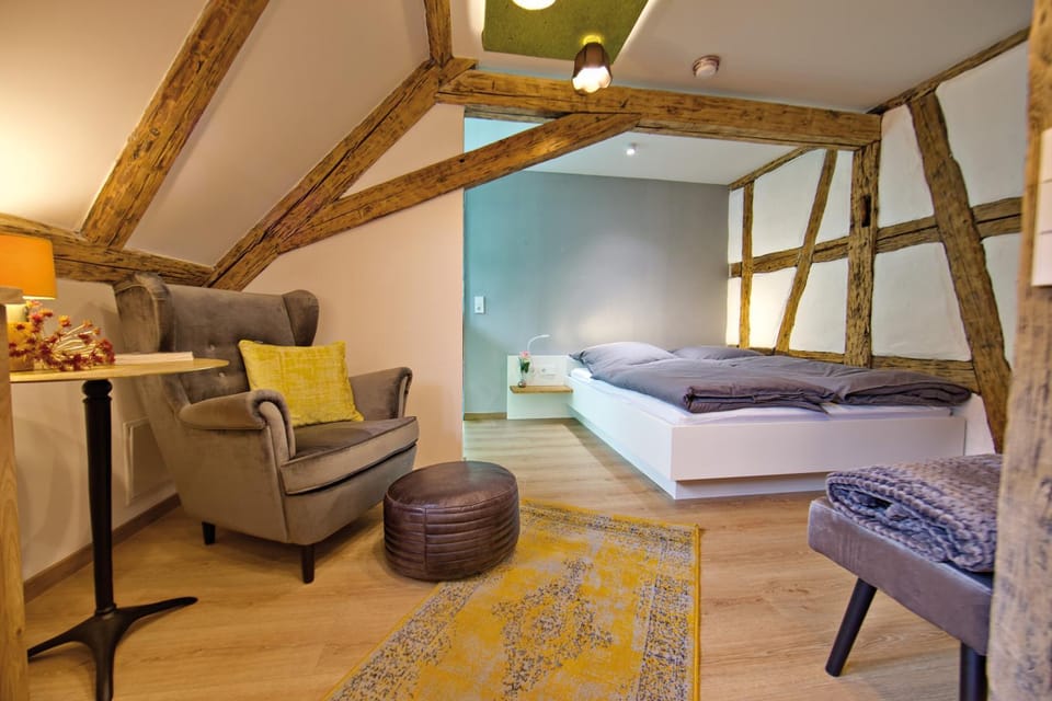 Bed, Living room, Photo of the whole room, Seating area, Bedroom