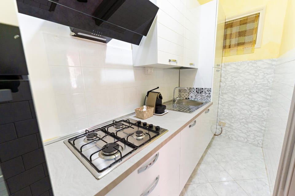 Coffee/tea facilities, Kitchen or kitchenette, stove