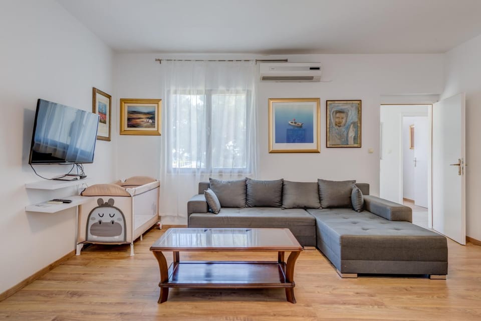 TV and multimedia, Living room, Seating area, air conditioner