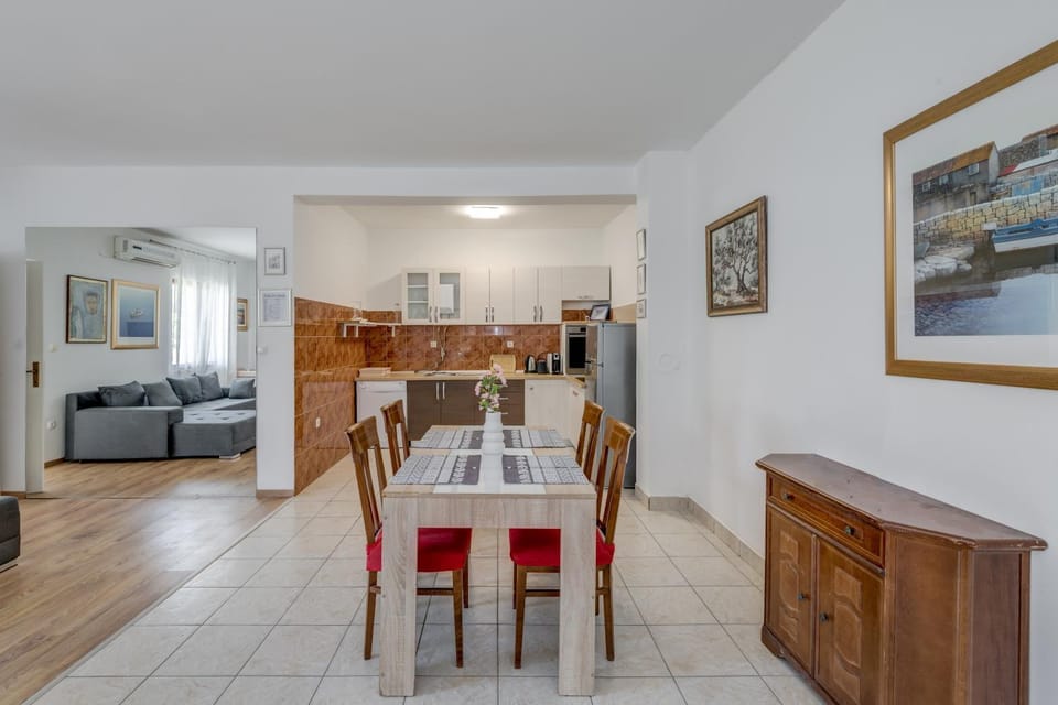 Kitchen or kitchenette, Seating area