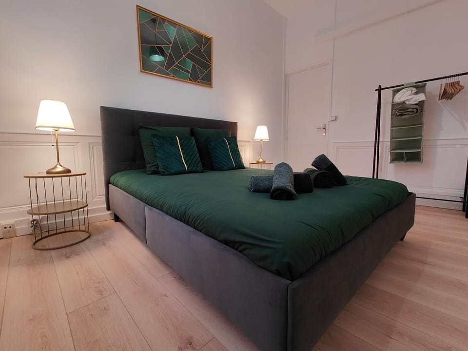 Bed, Photo of the whole room, Bedroom, towels