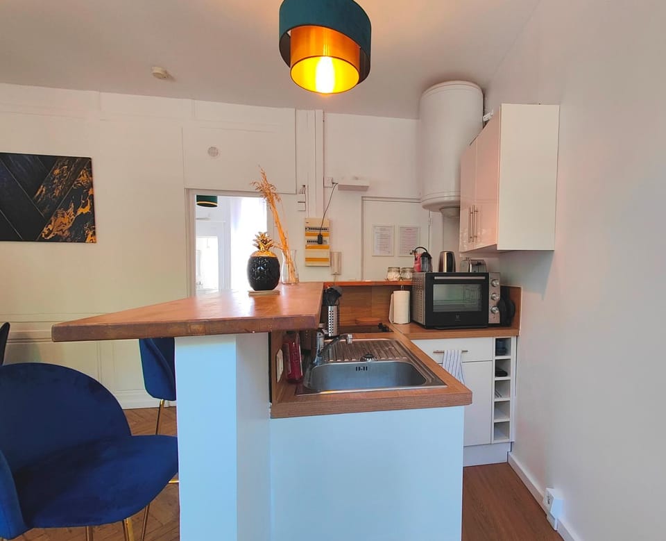Coffee/tea facilities, microwave, oven, stove, toaster, kitchen