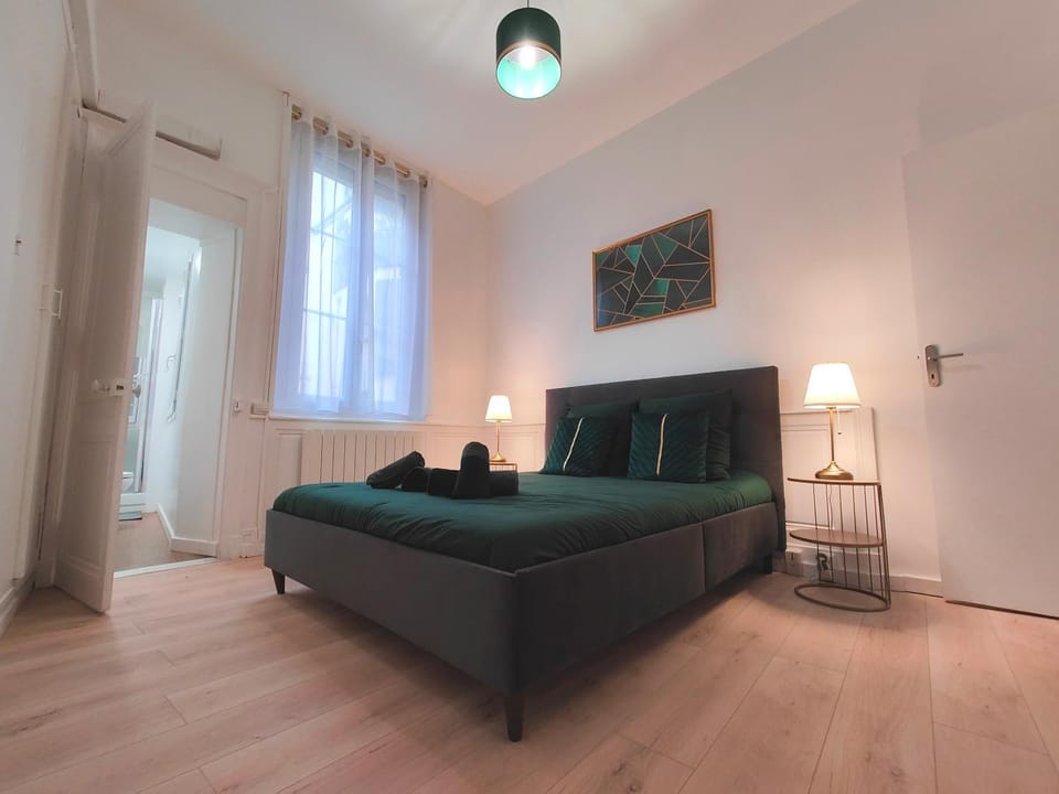 Bed, Photo of the whole room, Decorative detail, Bedroom, internet