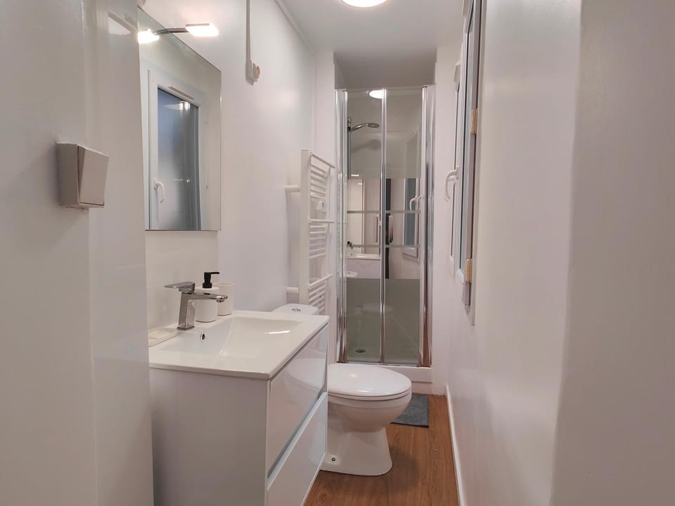 Shower, Toilet, Bathroom, heating, towels