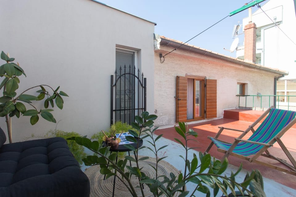 Property building, Patio, Day, Balcony/Terrace, Seating area, sunbed