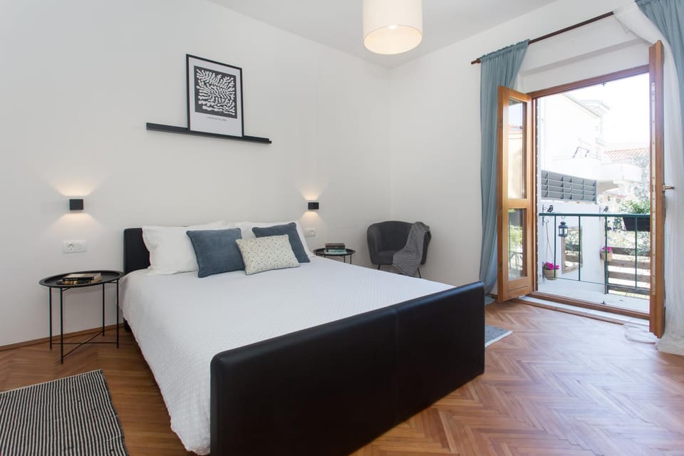 Bed, View (from property/room), Balcony/Terrace, Photo of the whole room, Seating area, Bedroom