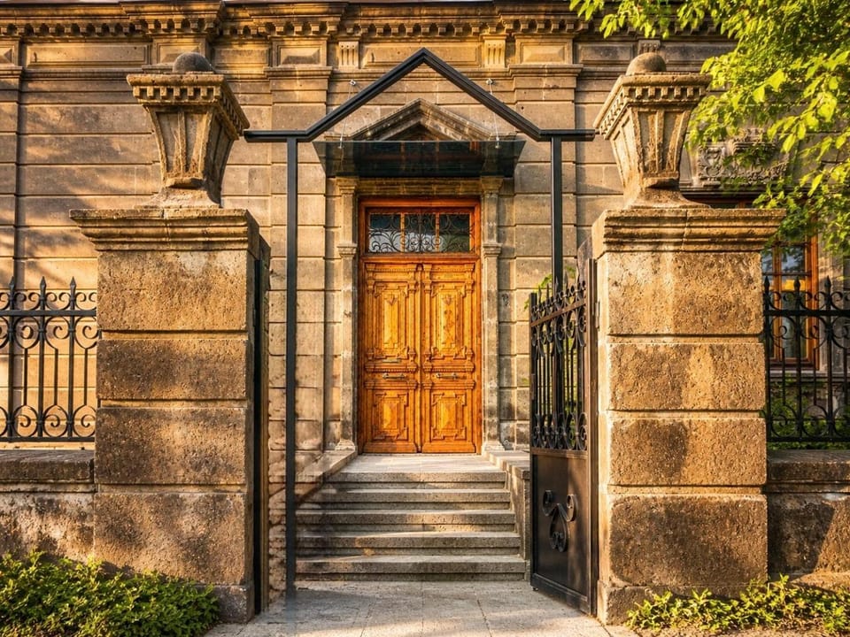 Facade/entrance