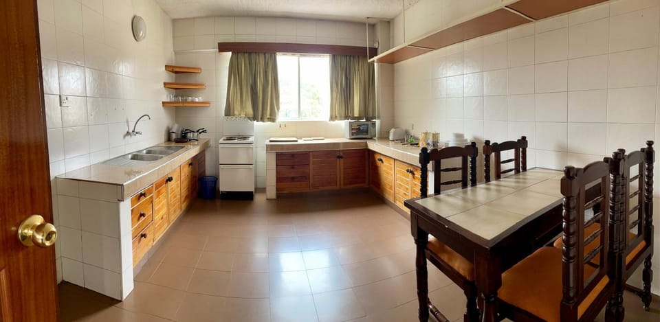 Kitchen or kitchenette, Dining area, minibar, oven