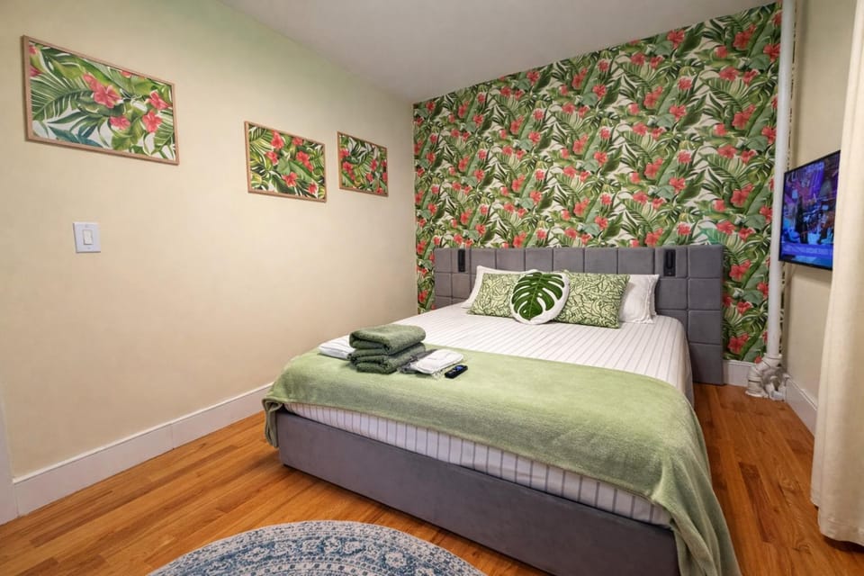Photo of the whole room, Bedroom