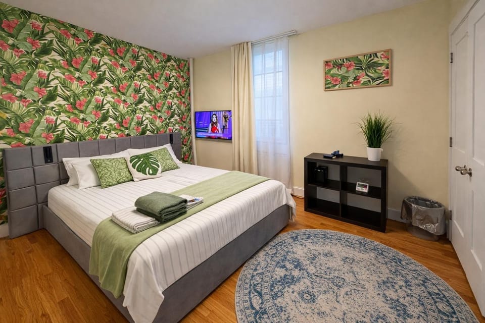 Bed, TV and multimedia, Photo of the whole room, Bedroom