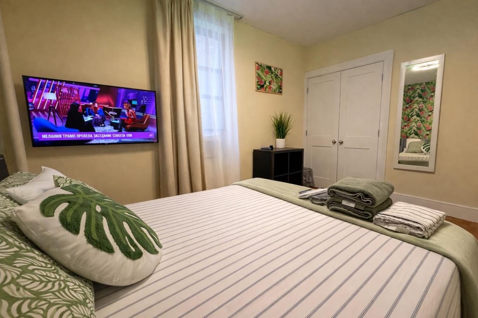 Bed, TV and multimedia, Photo of the whole room, Bedroom