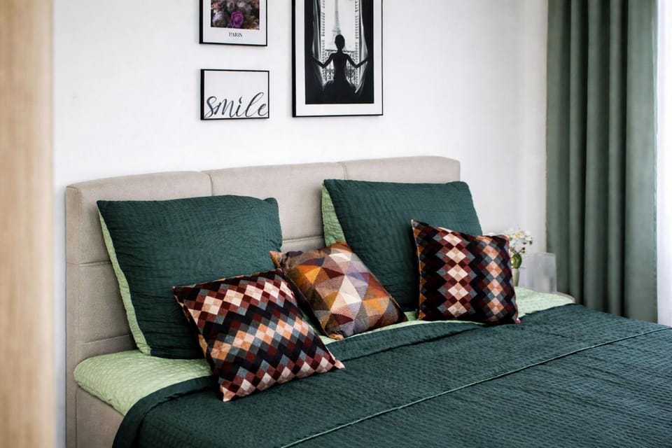Bed, Photo of the whole room, Seating area, Bedroom
