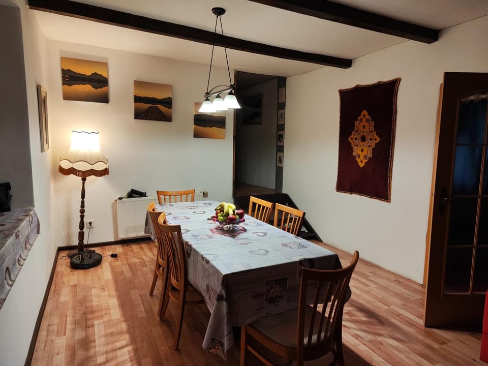 Seating area, Dining area
