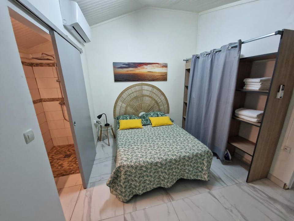 Bed, Photo of the whole room, Bedroom, air conditioner