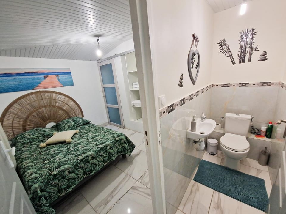 Toilet, Bed, Bedroom, towels, air conditioner