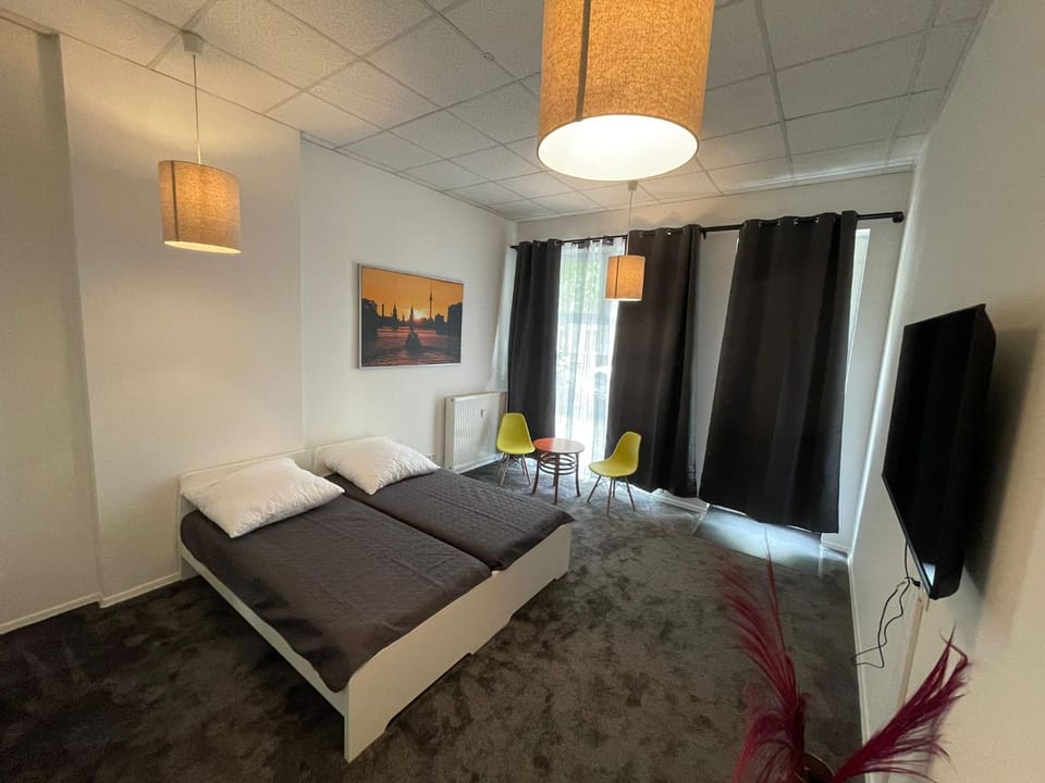 Bed, TV and multimedia, Photo of the whole room, Bedroom