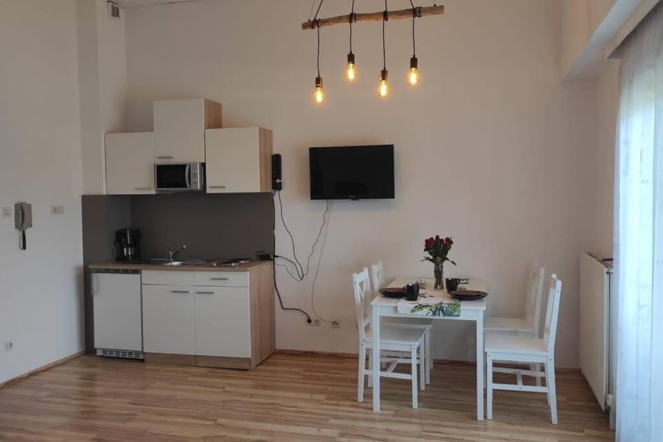 TV and multimedia, Kitchen or kitchenette, Dining area