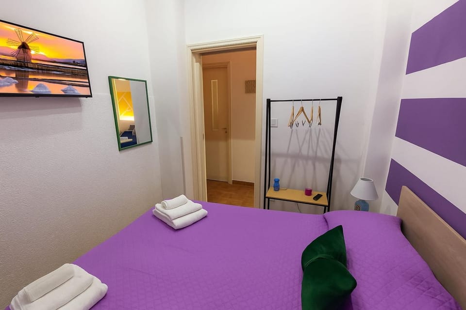 Bed, TV and multimedia, Photo of the whole room, Bedroom, towels