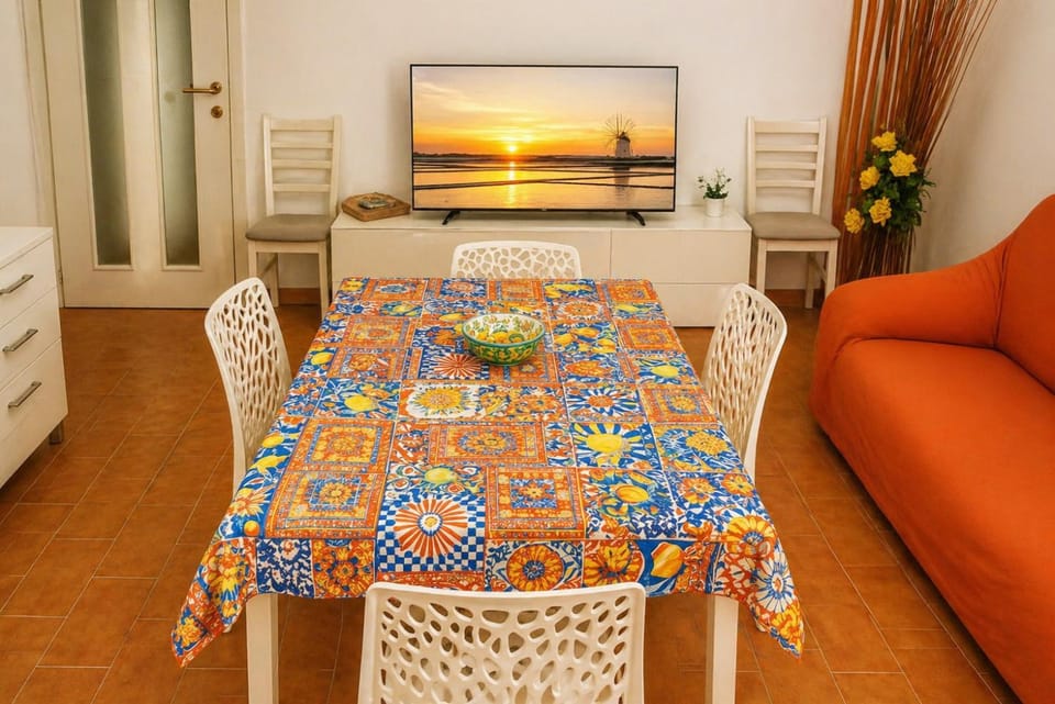 Communal lounge/ TV room, TV and multimedia, Living room, Seating area, Dining area, Evening entertainment