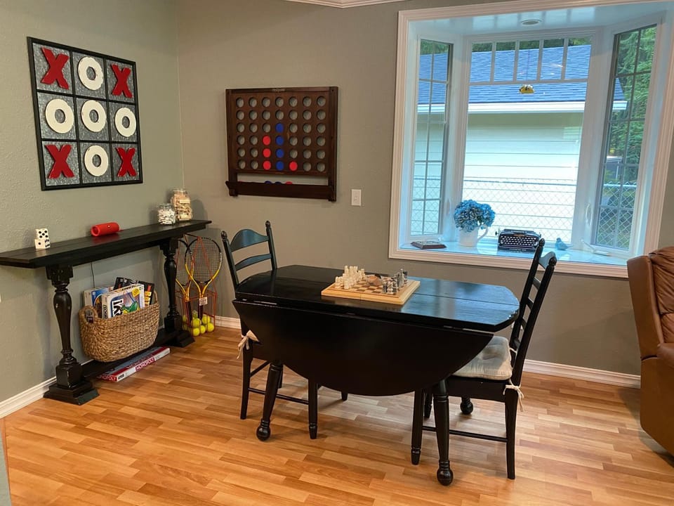 Seating area, Dining area