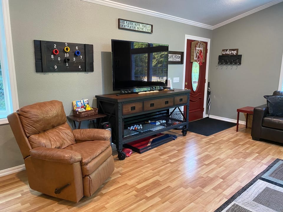 Game Room, TV and multimedia, Living room, Seating area, Evening entertainment
