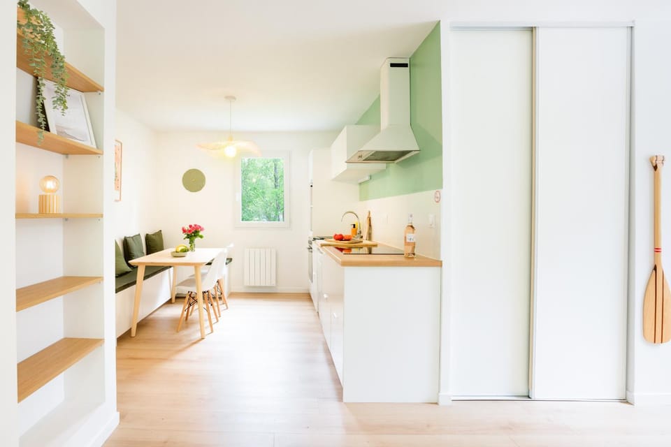 Kitchen or kitchenette, Dining area, oven, pet friendly, stove