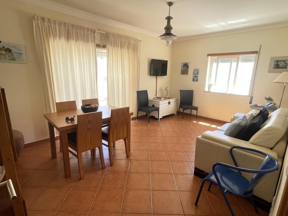 TV and multimedia, Seating area, Dining area
