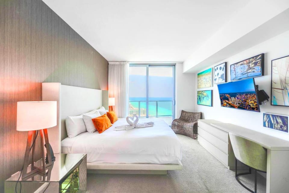 Bed, TV and multimedia, Seating area, Bedroom
