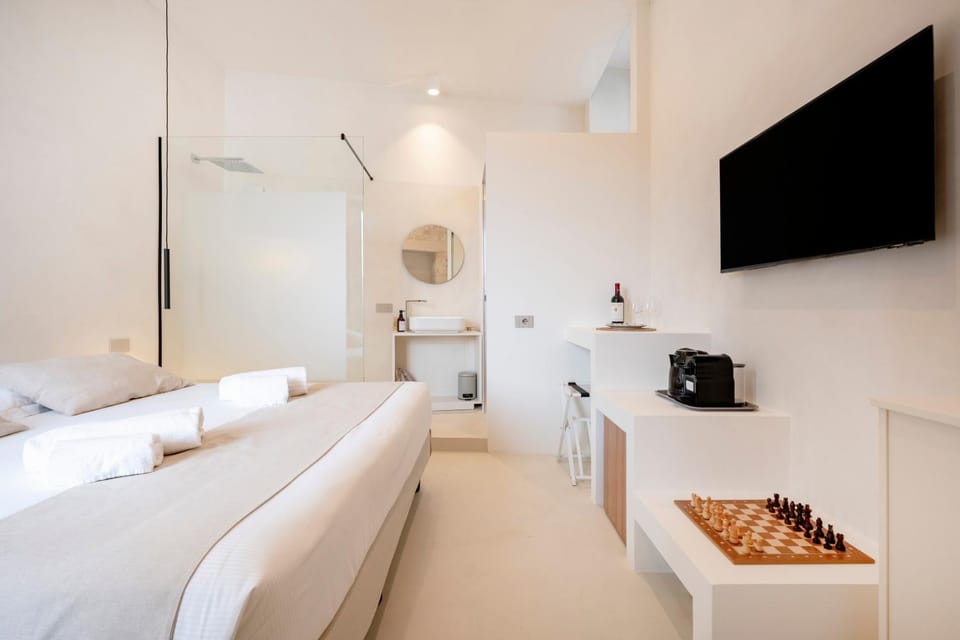 Bed, TV and multimedia, Photo of the whole room, Bedroom, towels