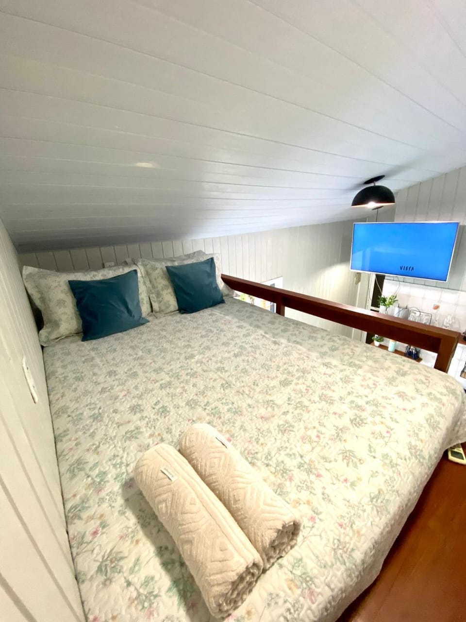 Bed, TV and multimedia, Bedroom