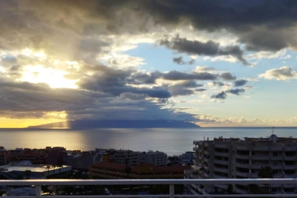 Luxury apartment with stunning ocean view Apartment in Acantilados de Los Gigantes