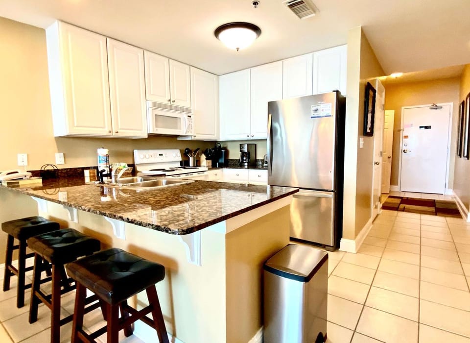 Lighthouse 1405 by ALBVR - Floor to ceiling sliding glass doors - 2BR plus kid's bunk room House in Gulf Shores