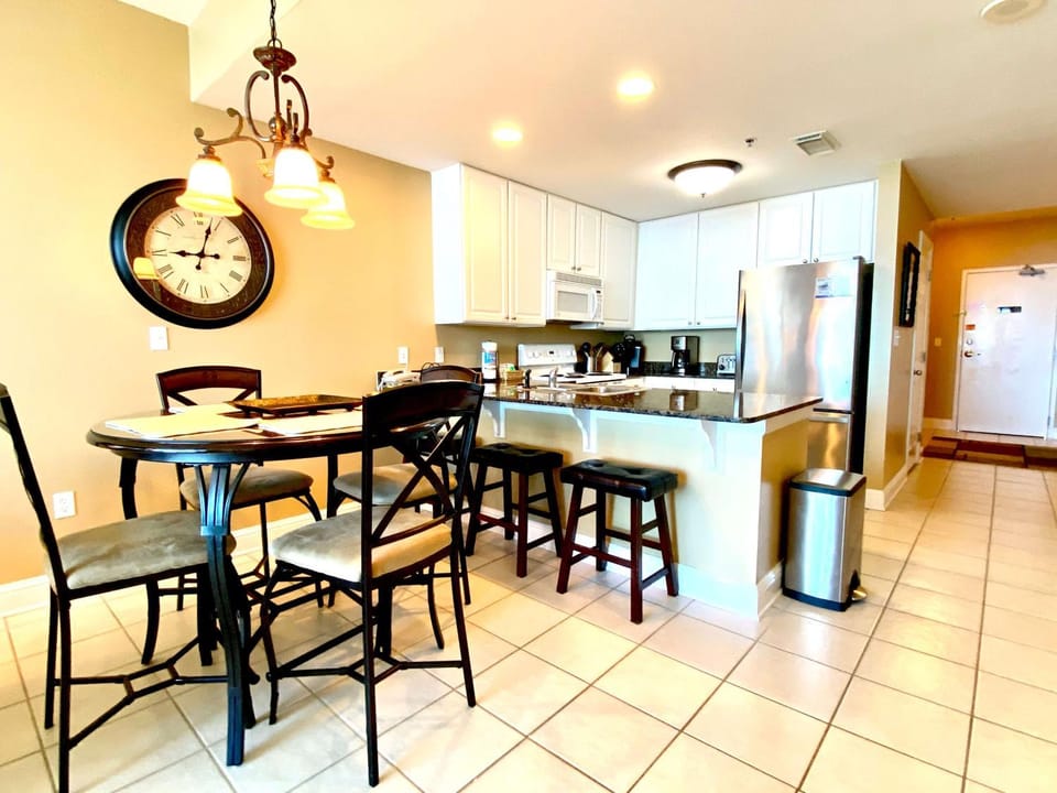 Lighthouse 1405 by ALBVR - Floor to ceiling sliding glass doors - 2BR plus kid's bunk room House in Gulf Shores