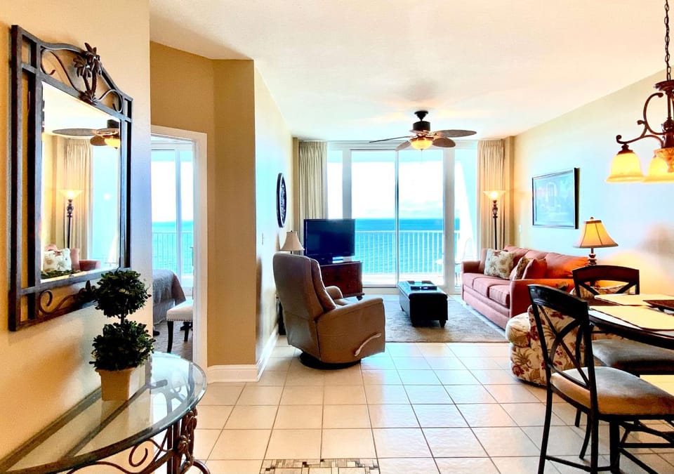 Lighthouse 1405 by ALBVR - Floor to ceiling sliding glass doors - 2BR plus kid's bunk room House in Gulf Shores