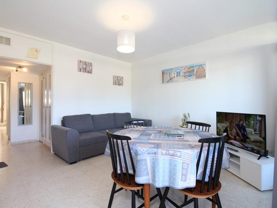 Bel Appartement T2 avec Loggia à 2 Min des Thermes, Wi-Fi, Classé 2 Étoiles - FR-1-553-211 Apartment in Balaruc-les-Bains