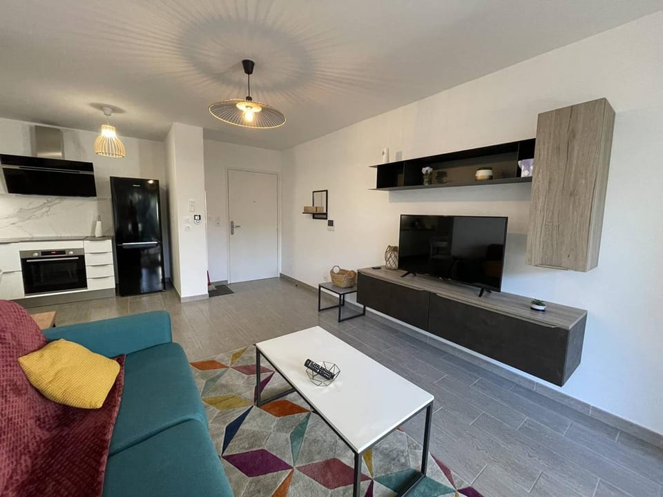 Appartement de Standing pour 4 Pers avec Jardin et Piscine à 500m de la Plage - FR-1-726-21 Apartment in La Croix-Valmer