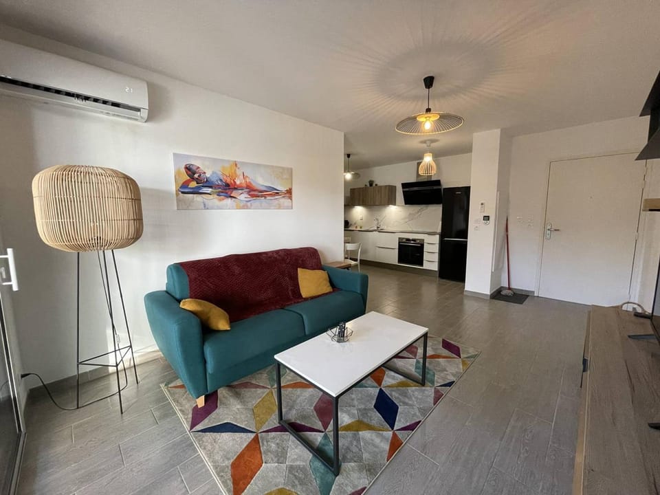 Appartement de Standing pour 4 Pers avec Jardin et Piscine à 500m de la Plage - FR-1-726-21 Apartment in La Croix-Valmer